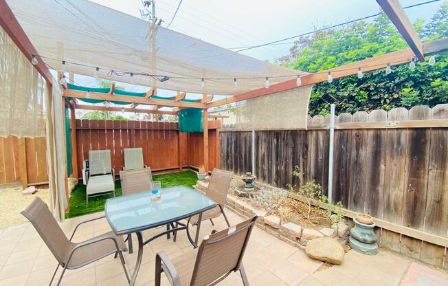 2BD/1BA PB STYLE COTTAGE! LARGE EXCLUSIVE YARD! ASSIGNED PARKING!