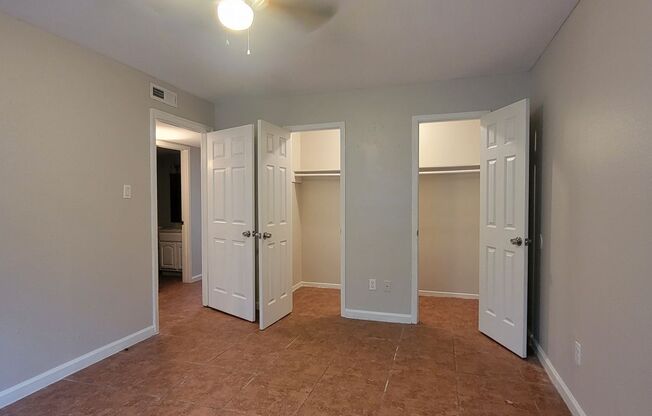 2 beds, 1 bath, $930, Unit 12