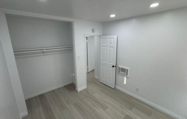 2 beds, 1 bath, $2,195, Unit 04