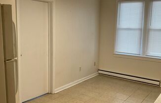 2 beds, 1 bath, $950, Unit 144 N. SPRING STREET