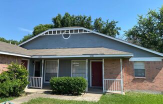 Cute & Cozy Duplex Nestled in a Prime Location, just five minutes from I35!