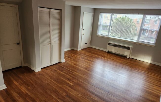 2 beds, 1 bath, 897 sqft, $2,335, Unit E-17