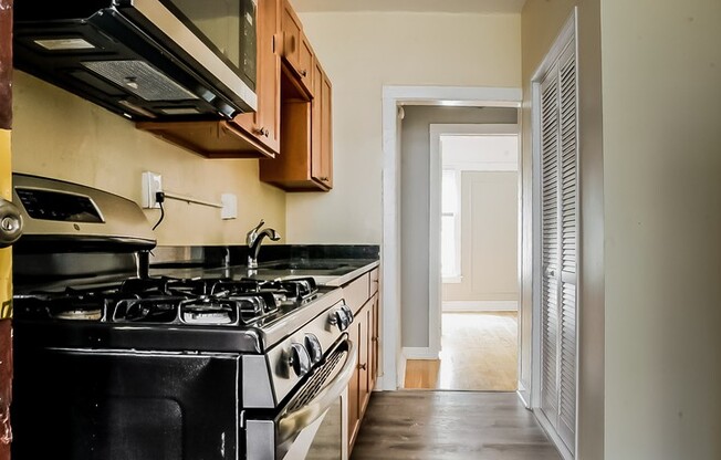 2 beds, 1 bath, 1,000 sqft, $1,495, Unit 4232 1/2 - 2E