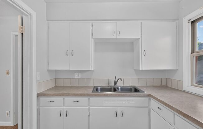 Charming 1 Bedroom Unit with Basement storage & Private Laundry