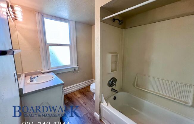 2 beds, 1 bath, 800 sqft, $1,100, Unit 218 W. 300 N. #4