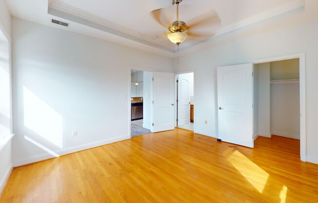 Top Floor! Beautiful One Bedroom W/Renovated Kitchen & Washer/Dryer In Unit!