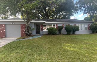 Beautiful 3 bedroom, 2 bath home located in Winter Park