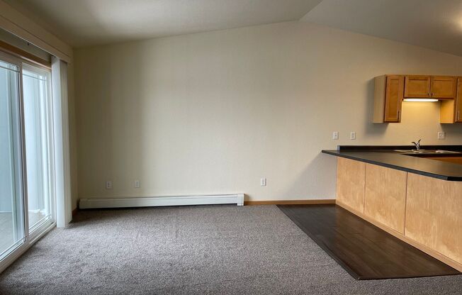 1 bed, 1 bath, 718 sqft, $985, Unit 627-105