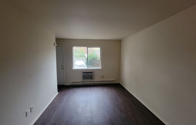 2 beds, 1 bath, $850, Unit C