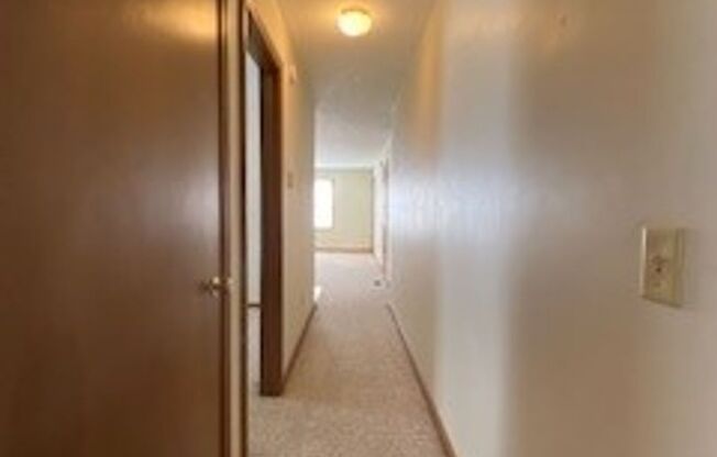 2 beds, 1 bath, $895, Unit APT. 2