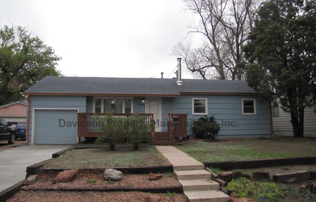 Charming Rancher in Central Colorado Springs