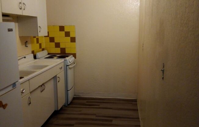 ALL UTILITIES PAID! 1 bed, 1 Bath, 750 sqft, Great location off Joliet and 17th