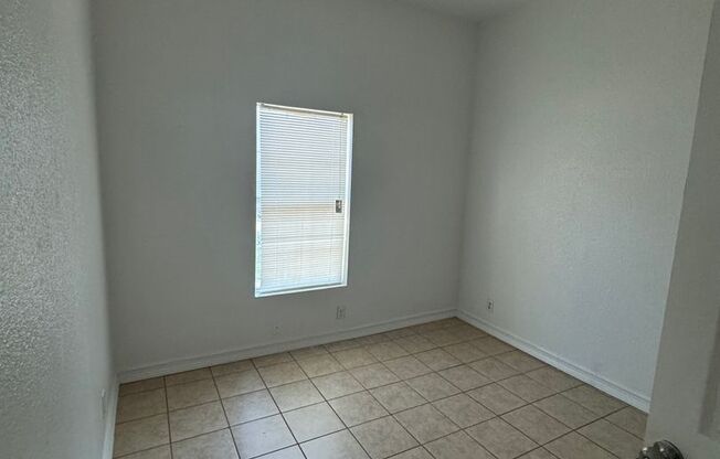 2 beds, 1 bath, 700 sqft, $1,195