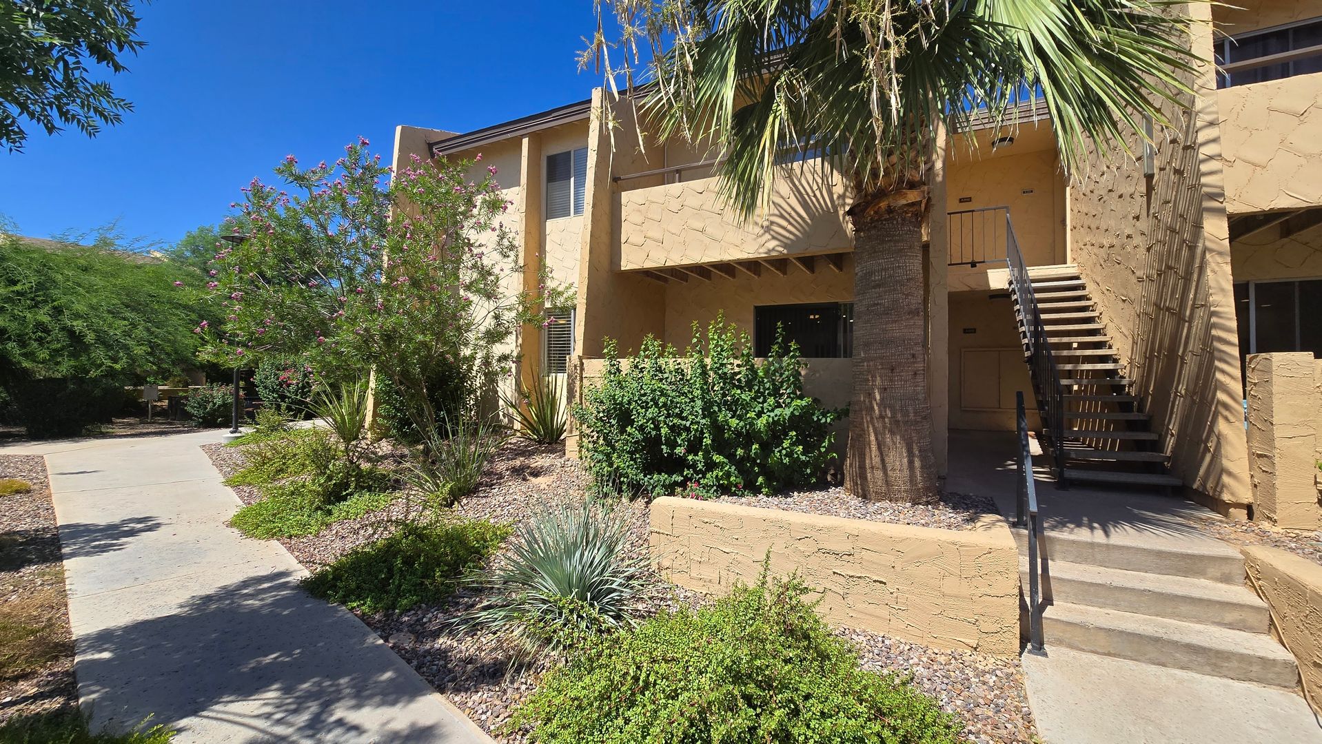 Pleasant 2b/2ba Condo in Wonderful South Scottsdale