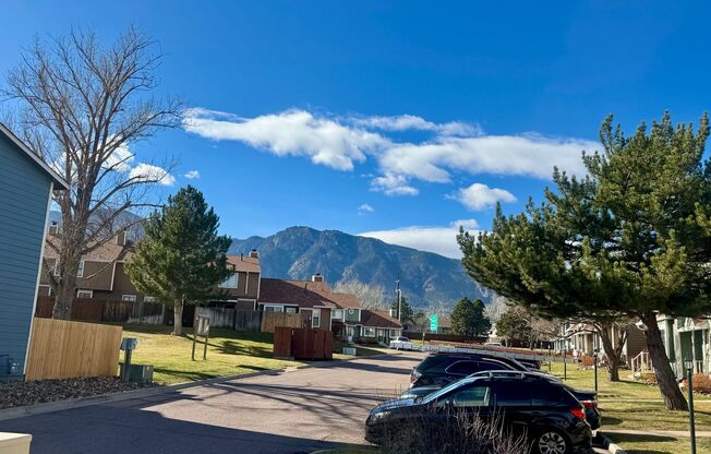 Cozy 2 bedroom Townhouse in Cheyenne Mountain with VIEWS of mountains