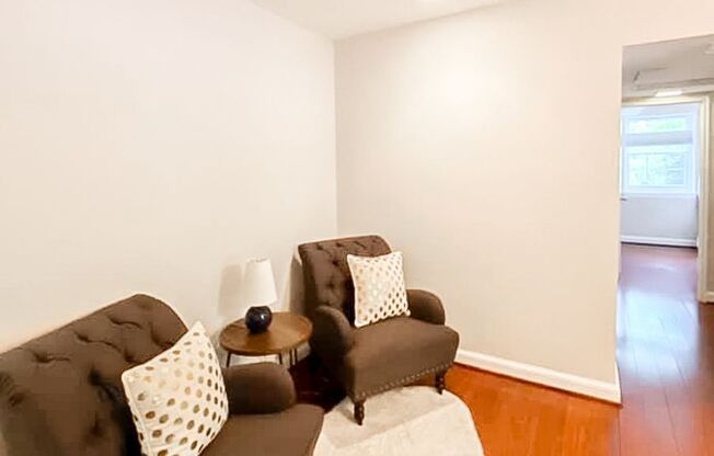 Tastefully Renovated 2 Bedroom 1 Bathroom Condo In Park-Like Setting In Westmoreland Terrace