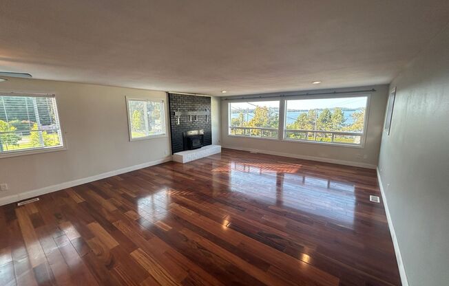 3 bed/ 2 bath Two Story House overlooking Lake Washington, $3,175/mo