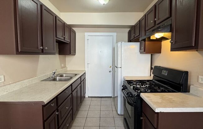 2 beds, 1 bath, $1,200, Unit 4850 #303