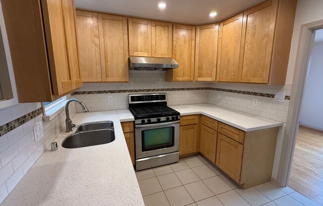 Epic REA - Great View Home, 4 BR+Bonus Room/2 BA w/Parking