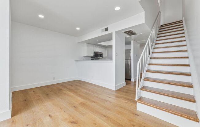 2 beds, 1 bath, 950 sqft, $2,750, Unit 705