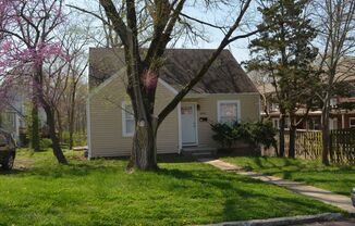 2 Bedroom House- Steps from Boone Hospital.