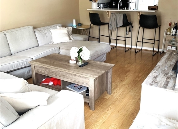 213 W 6 ST