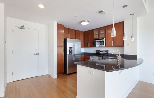 Bright, Contemporary 1/1  Condo in Grant Park w/ City Views!