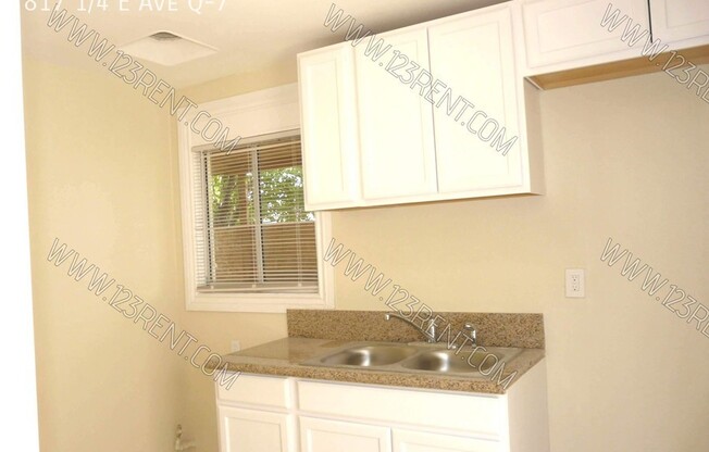 817 1/4 E AVE