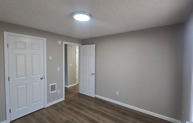 2 beds, 1 bath, 907 sqft, $1,100, Unit 1885E