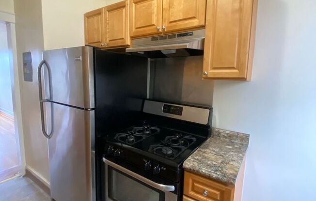 2 beds, 1 bath, $2,300, Unit B42