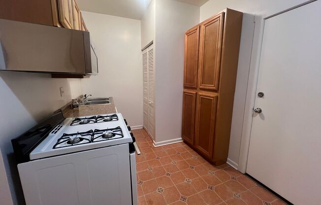 2 beds, 1 bath, $1,995, Unit 4750M-3N