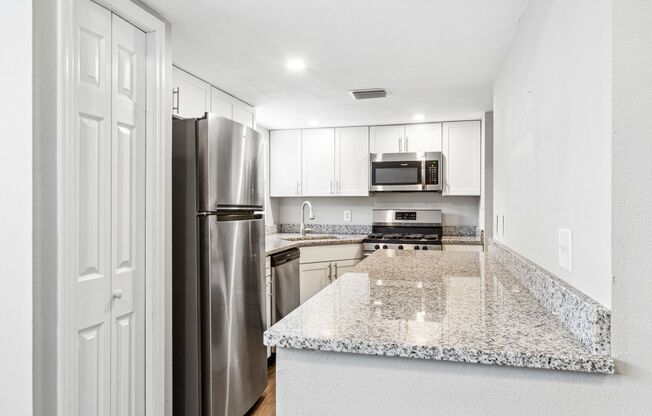 Large 2 bed / 2 bath plus flex area located in Hyde Park