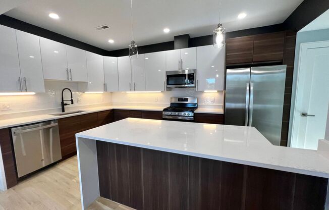 Luxury 4 Bed/2 Bath, LAUNDRY IN-UNIT, Newly Renovated, Private Porch, Washington Square