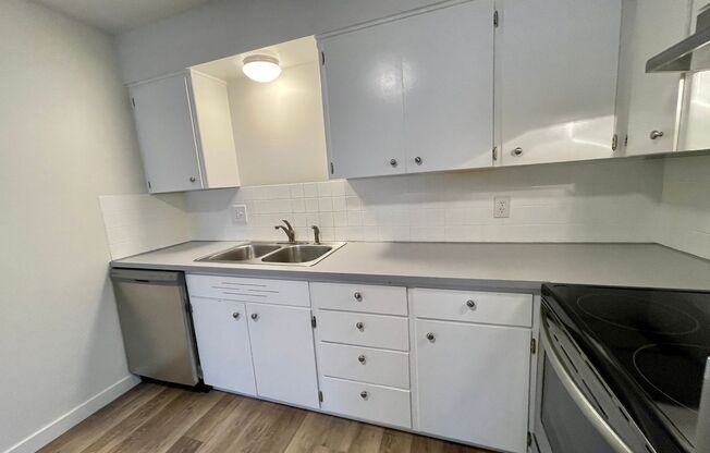 2 beds, 1 bath, 760 sqft, $1,100, Unit 5