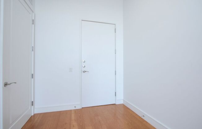 Exquisite Luxury high-rise 2 bedroom, 2bath located in River Oaks!