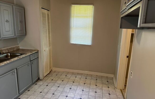 3 beds, 1 bath, $1,100