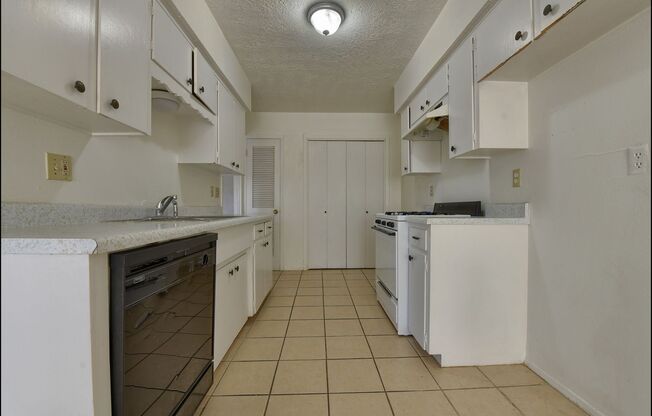 2 beds, 1 bath, $1,350, Unit # #A