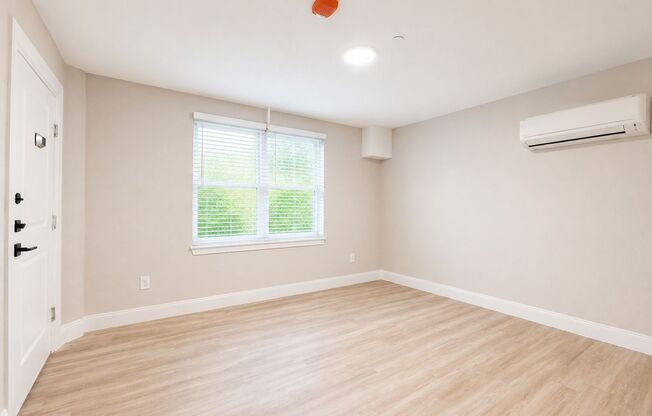 Studio, 1 bath, 325 sqft, $735, Unit 127