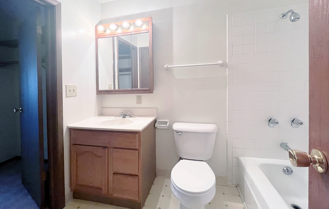Classic 1 Bed / 1 Bath - 700 SF - Bathroom