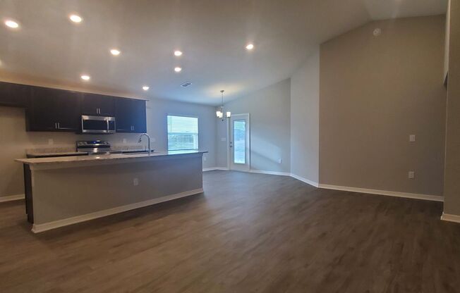 Like NEW!!! 4-Bedroom, 2-Bathroom in Villamar Winter Haven