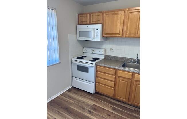 2 beds, 1 bath, 800 sqft, $1,100