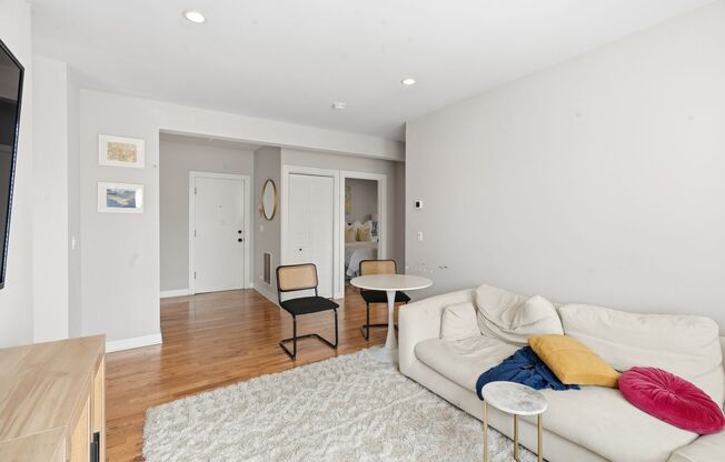 3 beds, 2 baths, 830 sqft, $4,450, Unit 928-3S