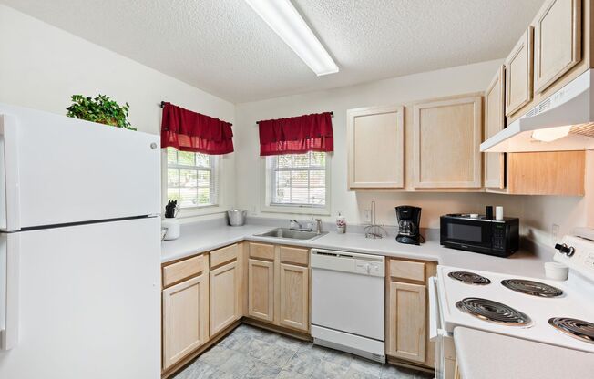 4 Bedroom/4 Bath Condo in University Woods! Half off the first month's rent!