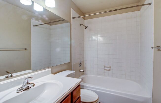 2 beds, 1 bath, 1,000 sqft, $1,699, Unit B202