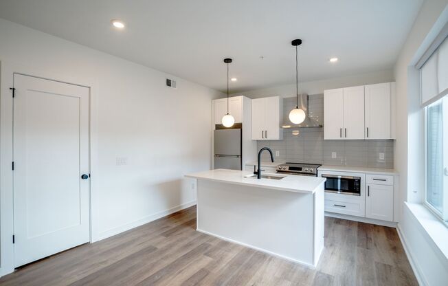 2 beds, 2 baths, 895 sqft, $1,875, Unit 201