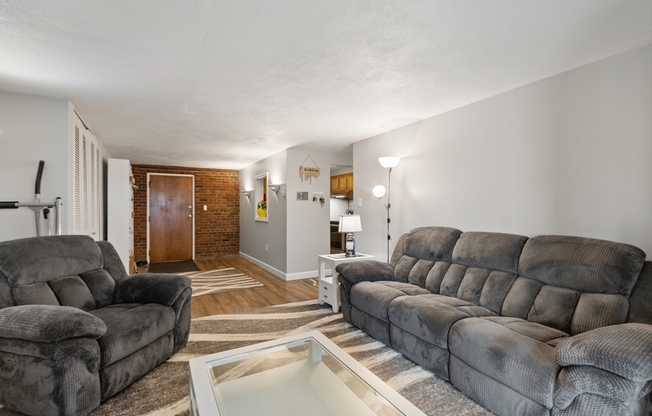 46 GREENTREE LN