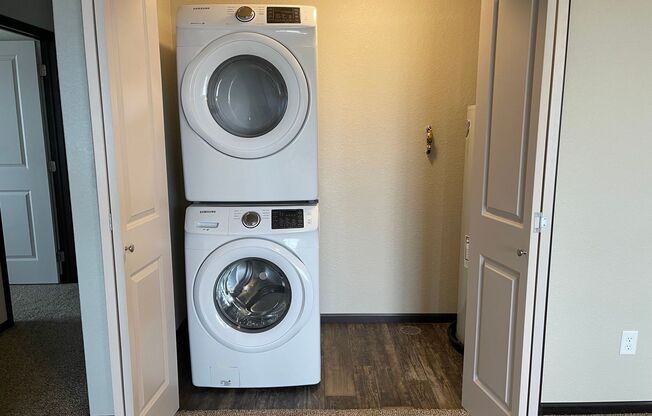 3 beds, 2 baths, 1,140 sqft, $1,515, Unit 3240-103