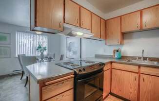 Fully Furnished Kitchen at Woodcreek Apartments, Oregon