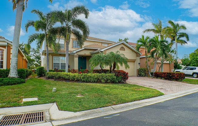 Stunning 5-bedroom, 3.5-bathroom home in the highly sought-after area of South Fort Myers