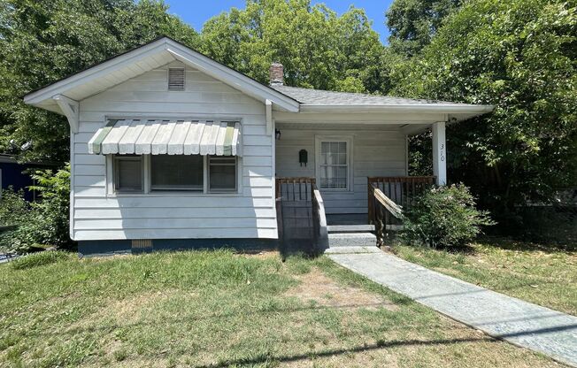 Freshly painted 2 bedroom 1 bath house- Pet Friendly!